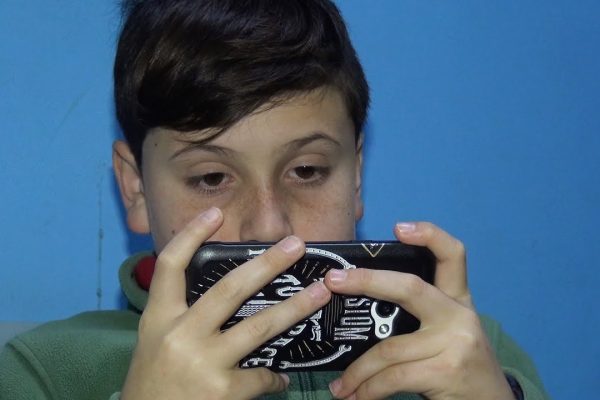 Los Efectos del Consumo de Pantallas en la Salud Infantil: Guía Completa para Padres