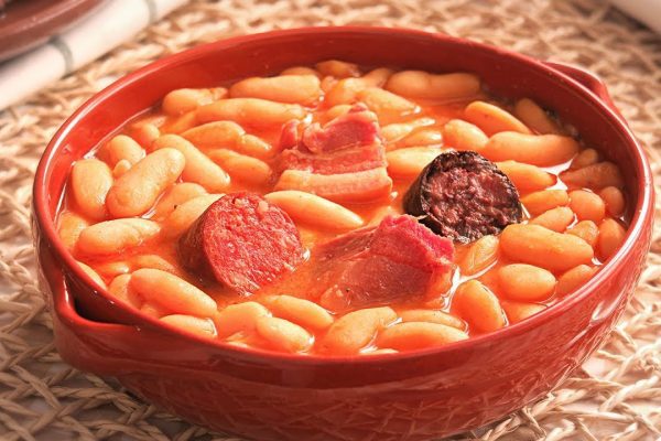 Descubre el paso a paso para preparar una auténtica fabada asturiana como un experto culinario