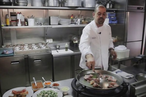 ¡Descubre la auténtica receta de paella valenciana tradicional para saborear España en cada bocado!