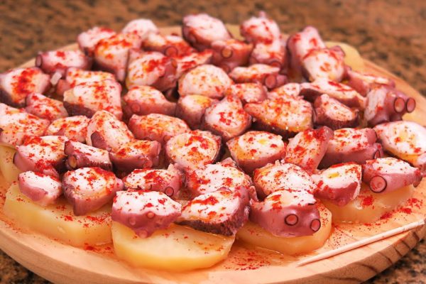 Pulpo a la gallega con patatas: ¡Descubre la receta tradicional y fácil de hacer!
