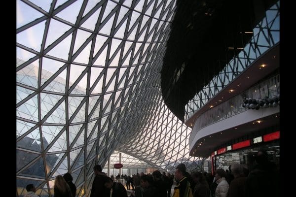 Explorando el MyZeil en Frankfurt: Guía Completa para Visitar el Icono Arquitectónico
